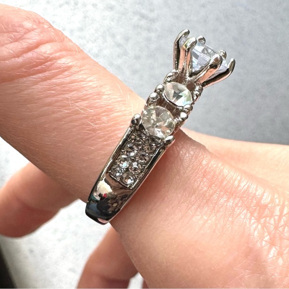 rhinestone bling statement ring Sz 6 NWOT diamonds silver princess wedding cz - Picture 7 of 17